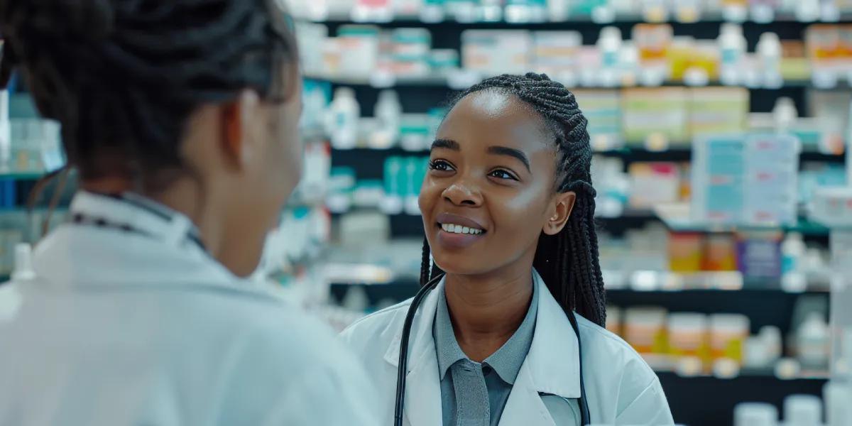 Pharmacienne et un client dans une pharmacie à Douala